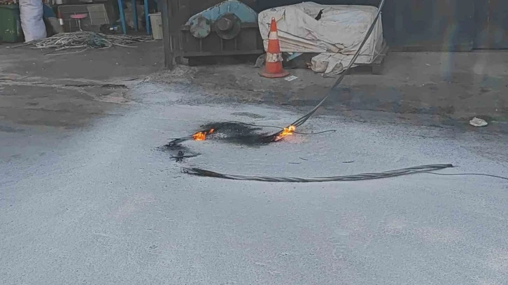Sultangazi’de bomba gibi patlayan elektrik kabloları paniğe neden oldu
