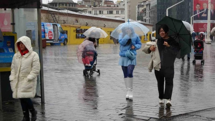 Taksim’de etkili olan sağanak yağış vatandaşlara zor anlar yaşattı
