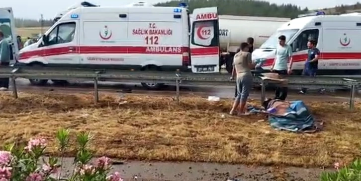 Tarım işçilerini taşıyan minibüs hafriyat kamyonu ile çarpıştı: 1 ölü, çok sayıda yaralı var
