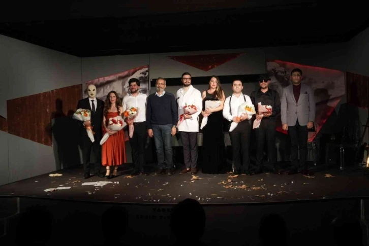 Tarsus Belediyesi Şehir Tiyatrosu, ’çirkin’ oyununun prömiyerini gerçekleştirdi
