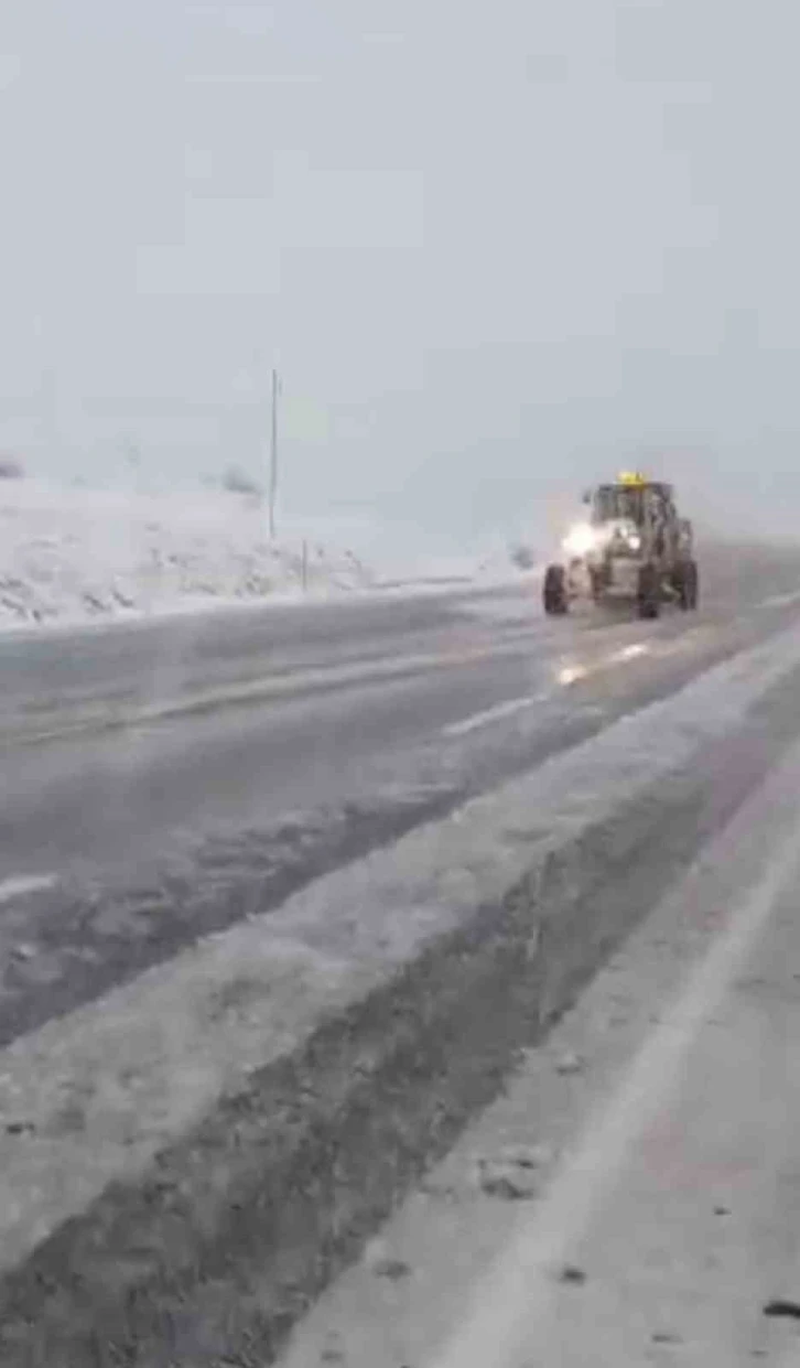Tatvan’da kar yağışından dolayı köy yolları kapandı
