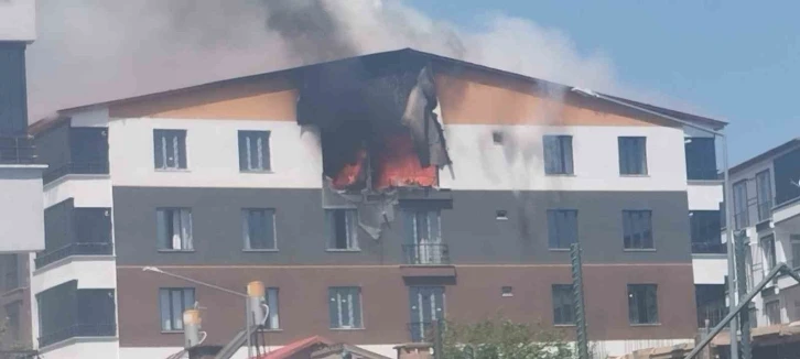 Tatvan’da şiddetli patlama: Alevler daireyi sardı
