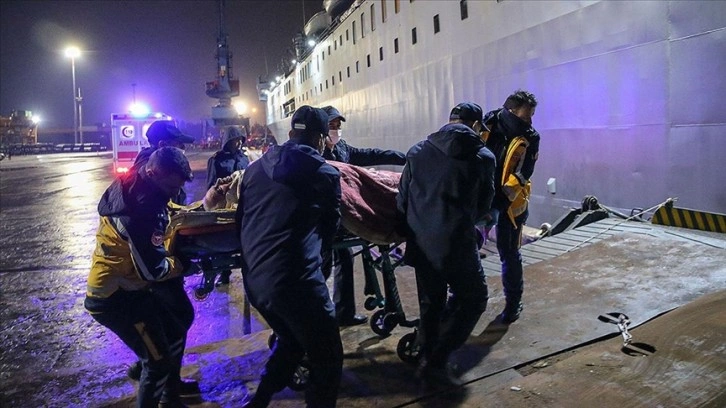 TCG İskenderun gemisiyle Mersin'e getirilen yaralılar hastanelere sevk edildi