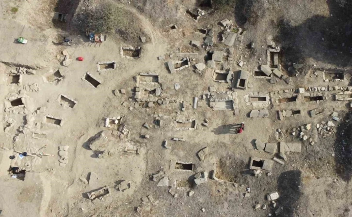 Tenedos Antik Kenti kazılarında çocuk mezarlığı keşfedildi