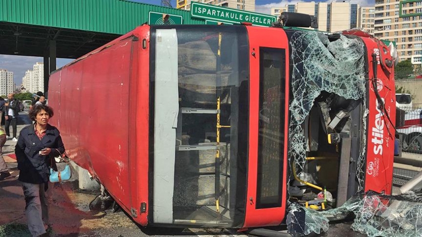 İstanbul'da iki katlı halk otobüsü devrildi!