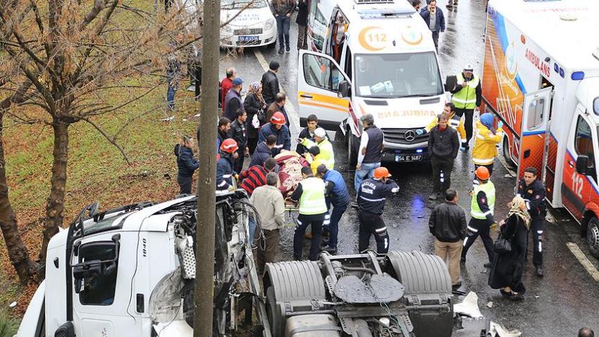 Sakarya'da otobüsle TIR çarpıştı: 25 yaralı