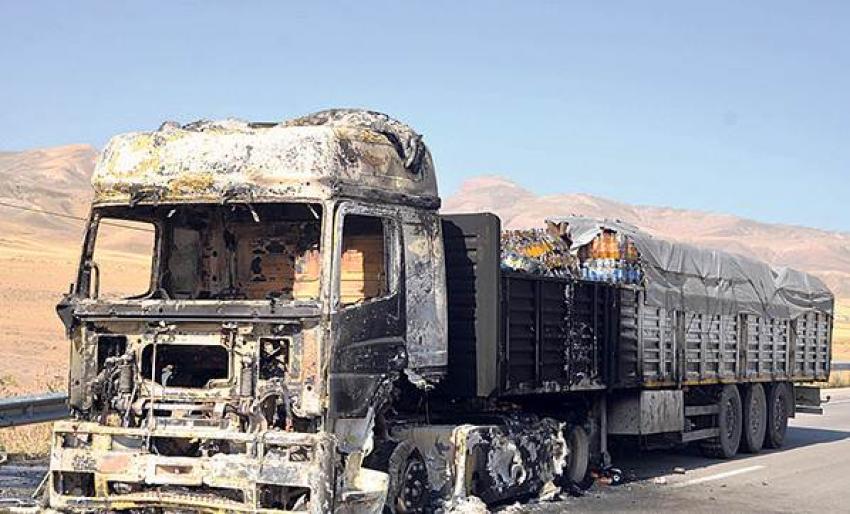 PKK'lılar karakola malzeme taşıyan kamyonu yaktı