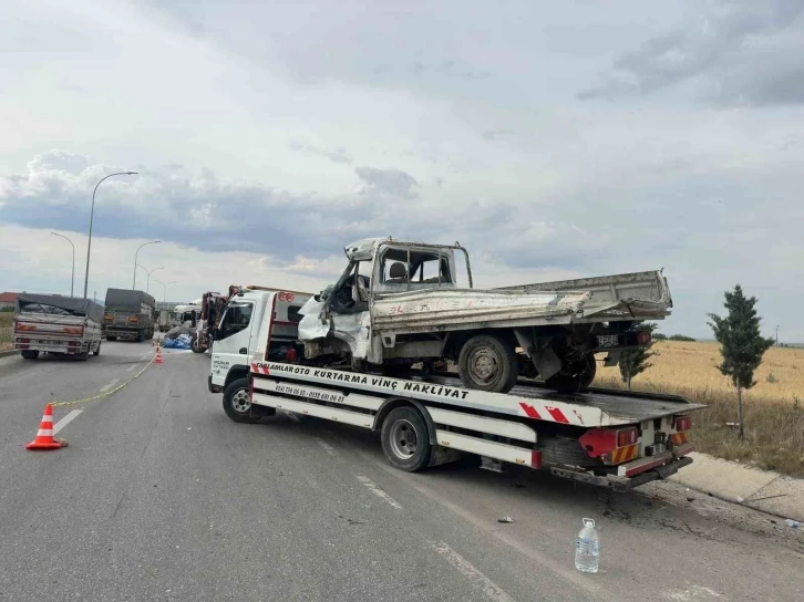 Tırla kamyonetin çarpıştığı kazada 2 kişi öldü, 1 kişi yaralandı
