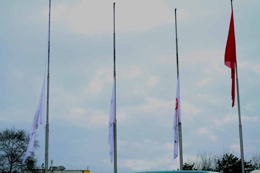 TOFAŞ'ta Mustafa Koç hüznü, bayraklar yarıya indirildi