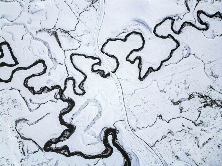 Tokat’ta kar altındaki mendereslerde mest eden görüntüler
