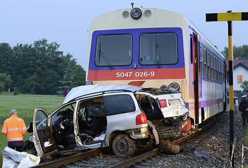 Tren otomobile çarptı: 5 ölü