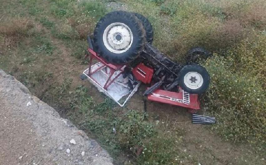 Traktör devrildi: 2 ölü