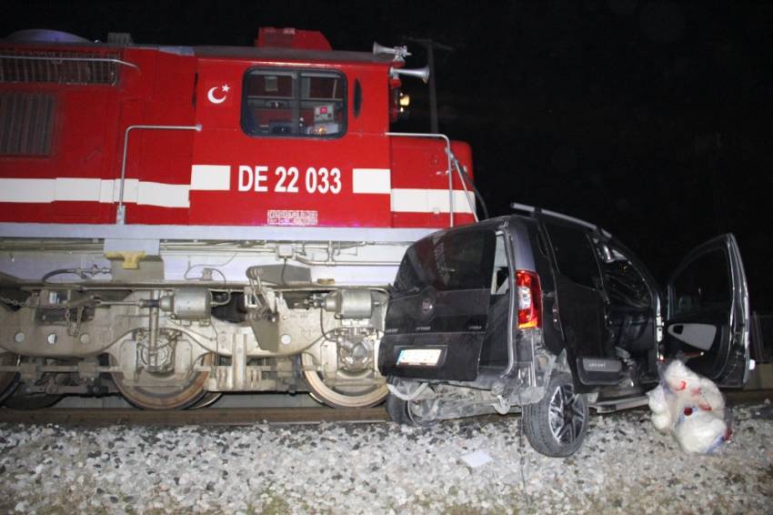 Tren aracı 200 metre sürükledi: 1 ölü, 4 yaralı