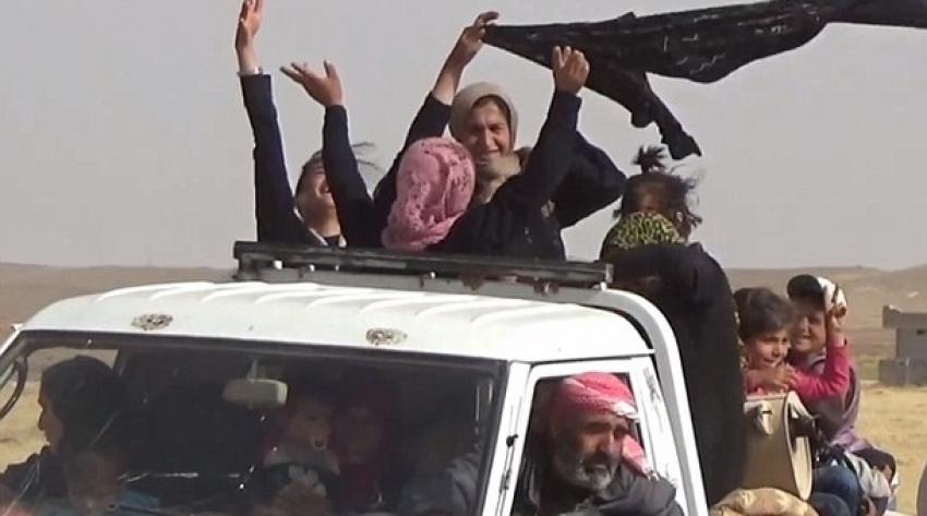IŞİD'den kaçan kadınlar özgürlüklerini böyle kutladılar!