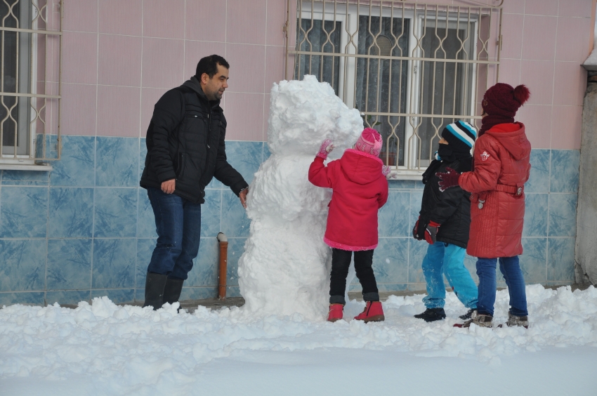 Bursa'da çocukların kar sevinci