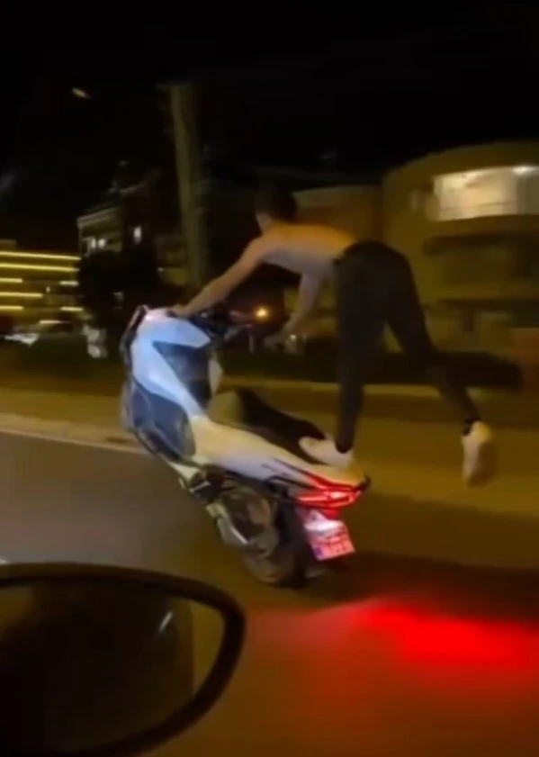Trafikte motosiklet üzerinde akrobatik hareketler cezasız kalmadı
