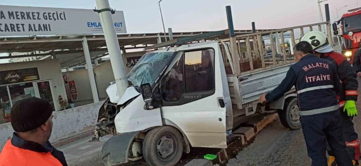 Trambüs direğine çarpan kamyonet sürücüsü ağır yaralandı

