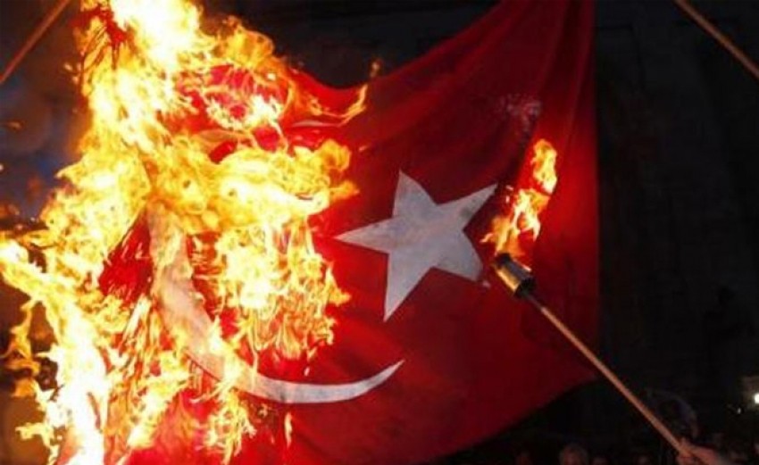  Dışişleri Bakanlığı, Yunanistan’da Türk bayrağının yakılmasını kınadı