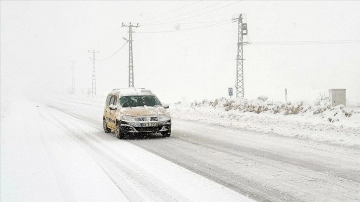 Tunceli ve Erzincan'da kar yağışı etkili oluyor