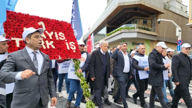 TÜRK-İŞ Kazancı Yokuşu’na karanfil ve Taksim’e çelenk bıraktı
