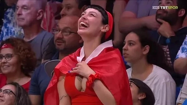 Türkiye-ABD maçında yer alan ve sosyal medyanın gündeminde yer alan kadın taraftar için TRT'den açıklama