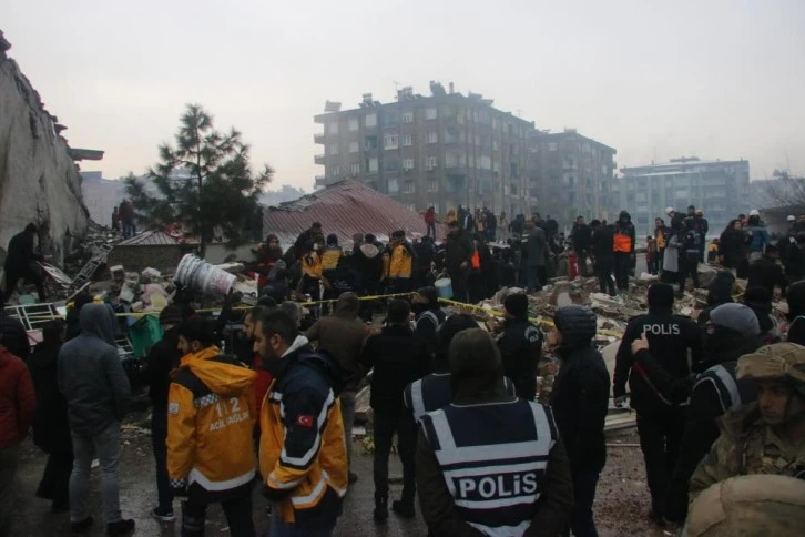 Deprem nedeniyle Türkiye'deki tüm okullar bir hafta tatil edildi 