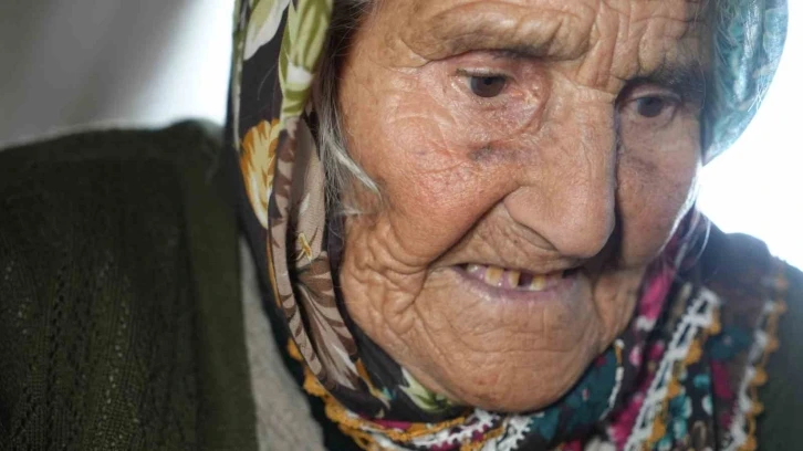 Türkiye’nin en yaşlı insanı 117 yaşındaki Arzu ninenin tek isteği: "Evime mutfak yapılsın, çay pişireceğim"
