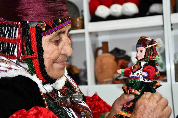 Türkmen giysili Damal bebeklerini 46 yıldır üretiyor
