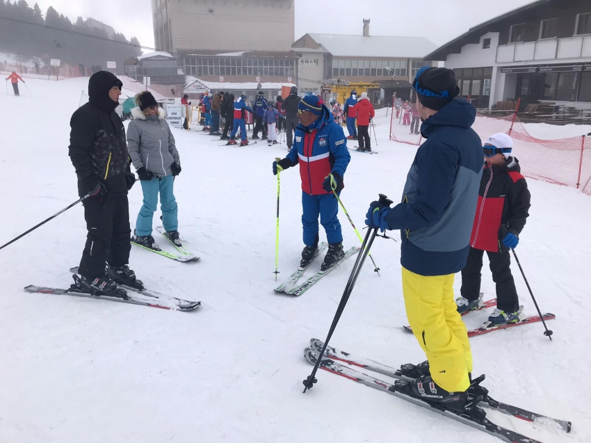 Uludağ'da tatilciler 2 saatlik eğitimle kayak yapmanın keyfini çıkarıyor  