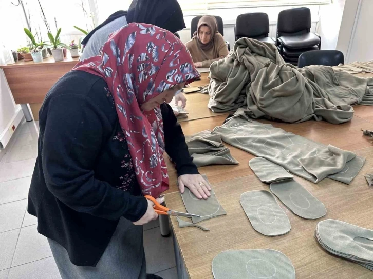 Ümraniye’de 25 kadın depremzedeler için bir arada: Eldiven, atkı ve bere dikiyorlar
