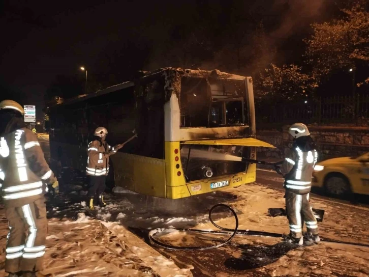 Üsküdar’da İETT otobüsü yanarak kullanılamaz hale geldi
