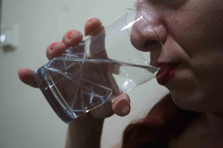 Uzmanından uyarı: Fazla su içmek ölümle sonuçlanabilir
