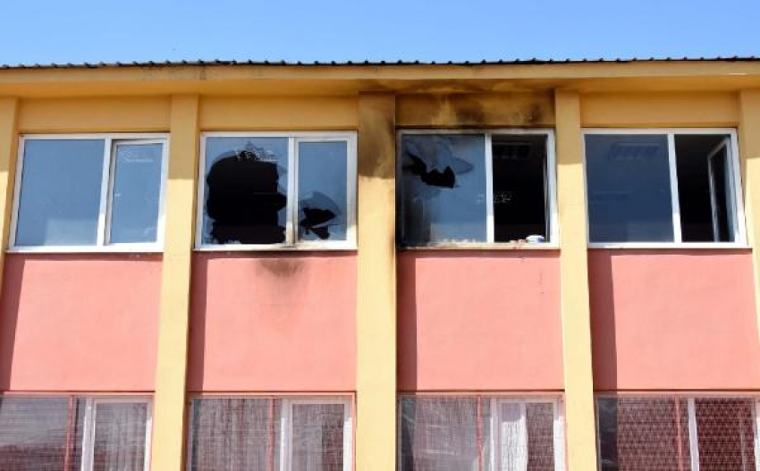 Van'da iki okula molotoflu saldırı