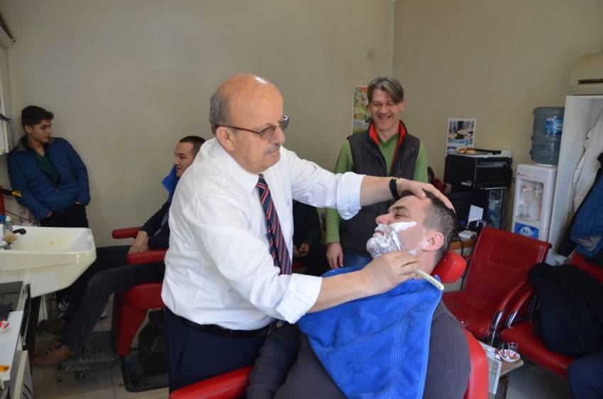 Bursa'da İznik Belediye Başkanı vatandaşı tıraş etti