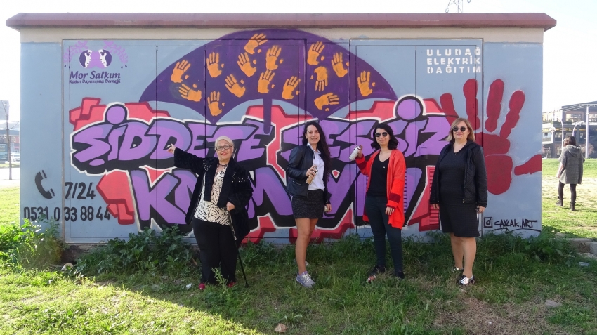 Bursa'da trafolar kadınlar için renklendi