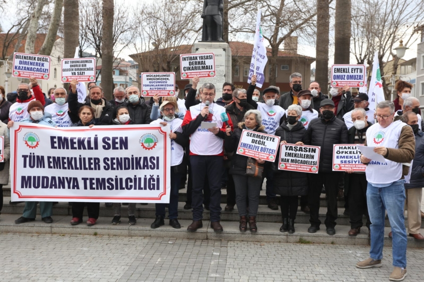 Bursa'da emekliler yapılan zammı protesto etti