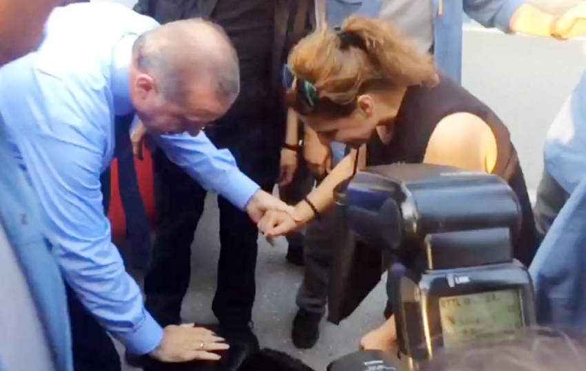 Cumhurbaşkanı Erdoğan 'Cesur' köpek için otobüsten indi
