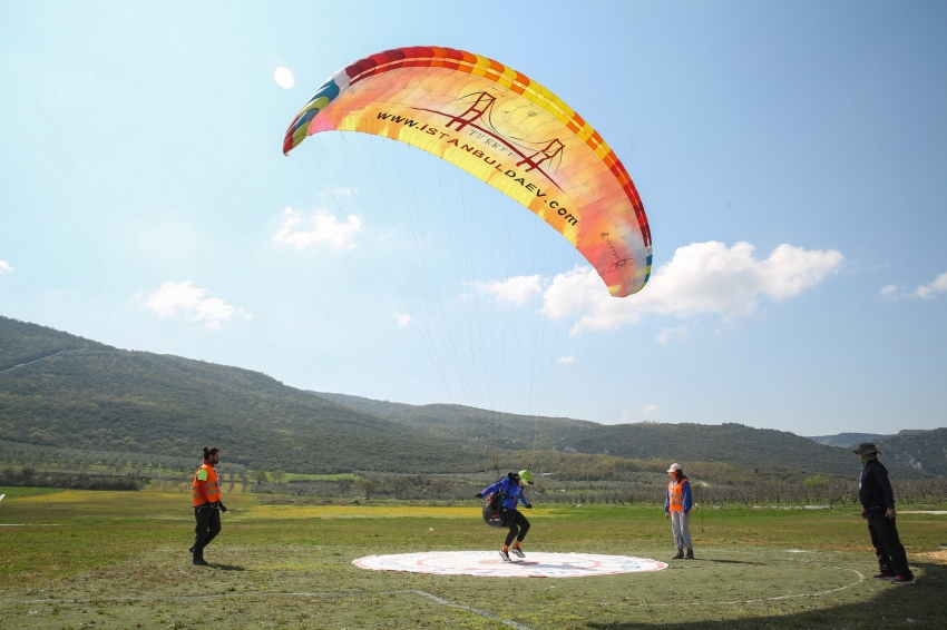 Bursa'da yamaç paraşütü şampiyonasına rüzgar engeli