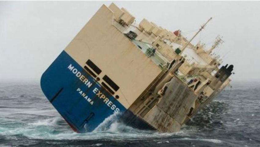Yan yatan yük gemisi Fransa kıyılarına sürükleniyor