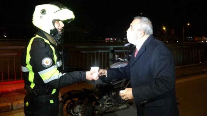 Yavuz Bingöl, Bursa'da denetim yapan polislere çorba dağıttı