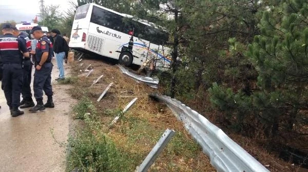 Yağış nedeniyle yoldan çıkan otobüs, ağaçlığa girdi; 2 yaralı