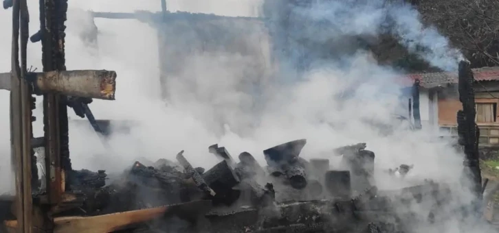 Yalova Esenköy’de baraka yangını
