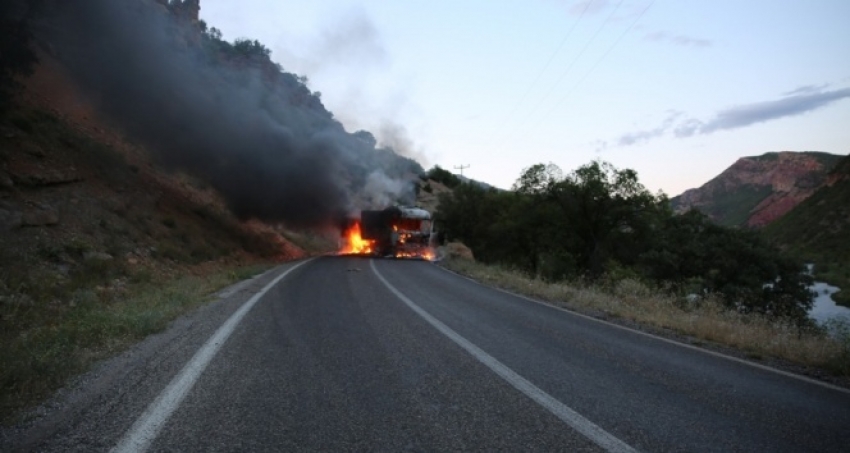 Yol kesen PKK’lılar araç yaktı