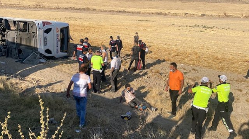 Bursa'dan Adana'ya giden yolcu otobüsü devrildi: 30 yaralı!