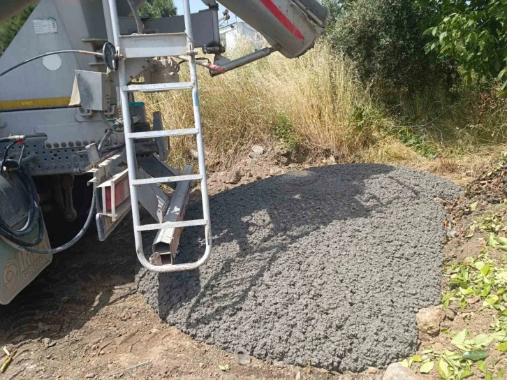 Yol kenarına beton döküp çevreyi kirleten mikser sürücüsü ile beton şirketine 40 bin lira ceza
