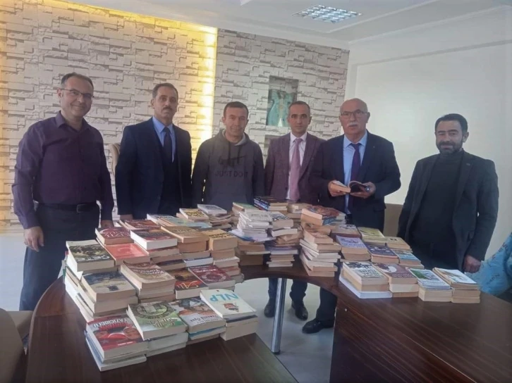 Yozgat’ta özel güvenlik görevlisi bine yakın kitabını bağışladı

