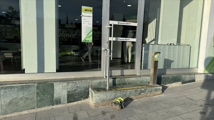 Yozgat'ta inşaat işçisi banka şubesine çamurlu ayakkabısını çıkarıp girdi