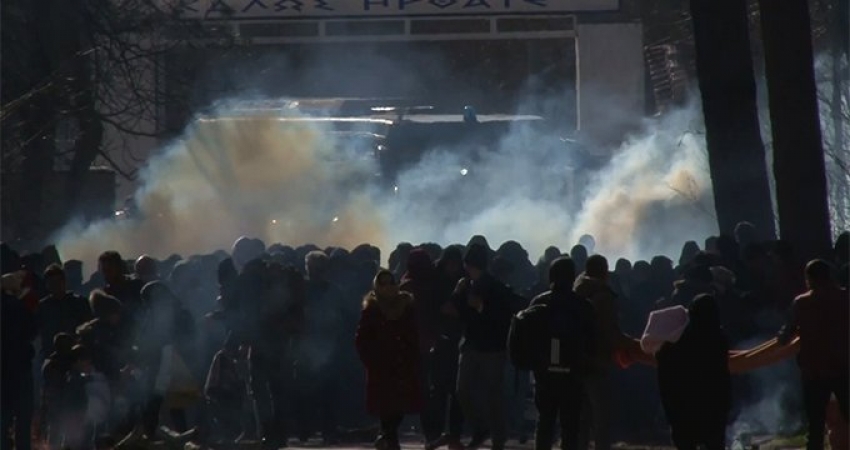 Yunan askerlerinden Türkiye sınırında gaz bombalı müdahale
