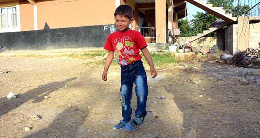 Yürüyemeyen küçük Ramazan yardım bekliyor
