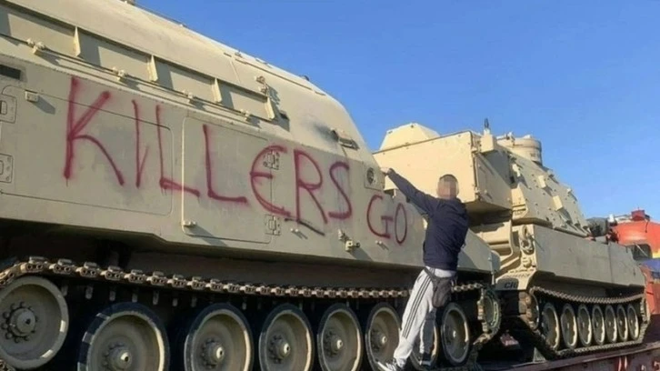 Yunan komünistler, NATO tanklarını taşıyan tren yolunu keserek "Katiller evinize dönün" yazdı 